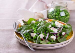 Erbsensalat mit Bohnen und veganem Feta