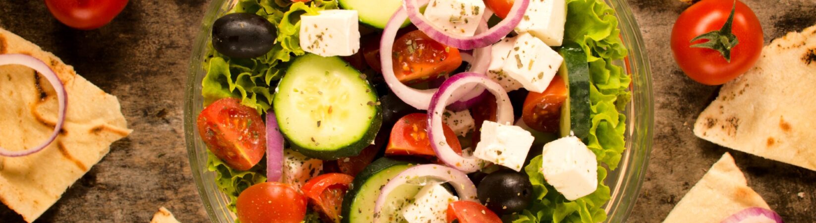 Veganer Feta-Gurkensalat mit Zitronen-Senf Dressing