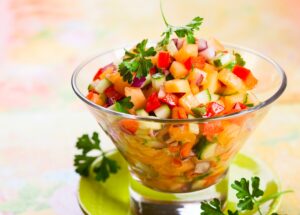 Salat mit Gurke, Zwiebel, Paprika und Melone