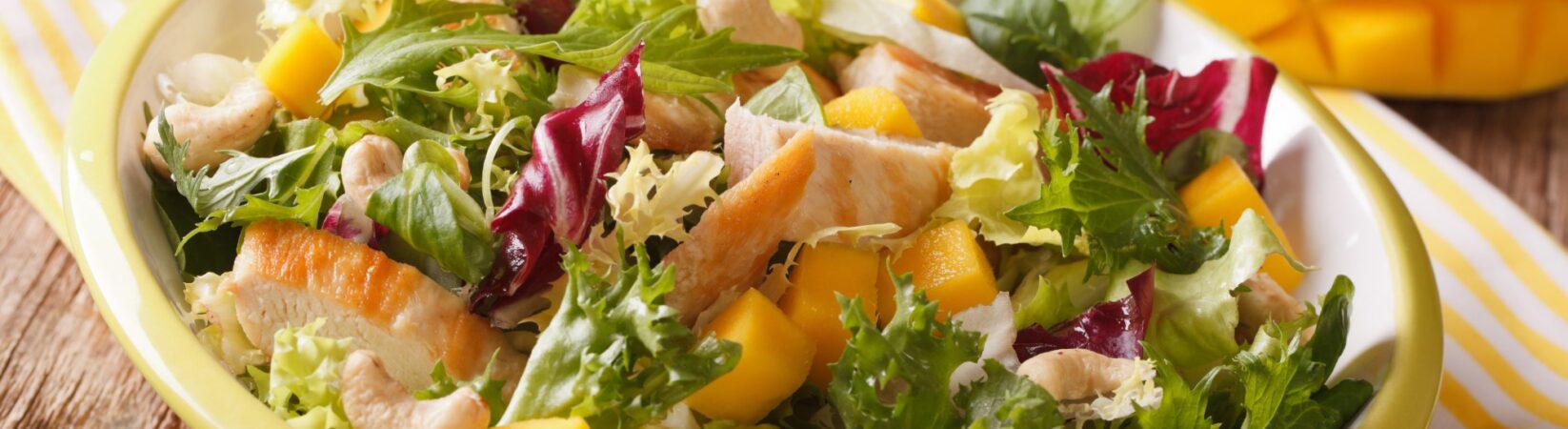 Hähnchen-Mango-Salat mit Cashewkernen