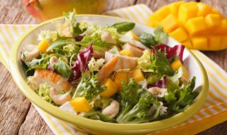 Hähnchen-Mango-Salat mit Cashewkernen