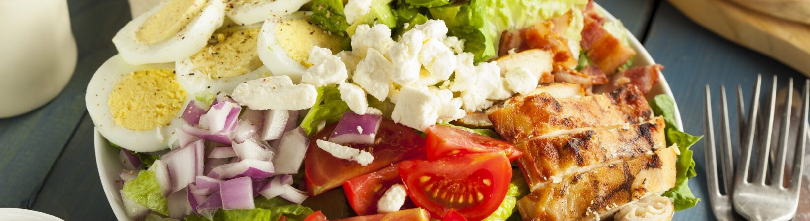 Salat mit Hähnchen, Tomaten, Zwiebel, Feta und Ei