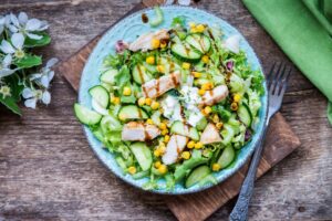 Salat mit Hähnchenbrust, Sellerie und Mais