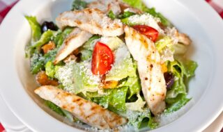 Scharfer Hähnchen-Tomaten-Salat mit Oliven Scharfer Hähnchen-Tomaten-Salat mit Oliven
