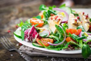 Hähnchen-Sprossen-Salat mit Mangodressing