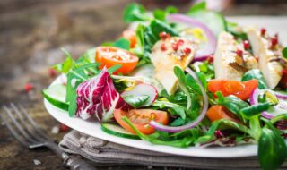 Hähnchen-Sprossen-Salat mit Mangodressing