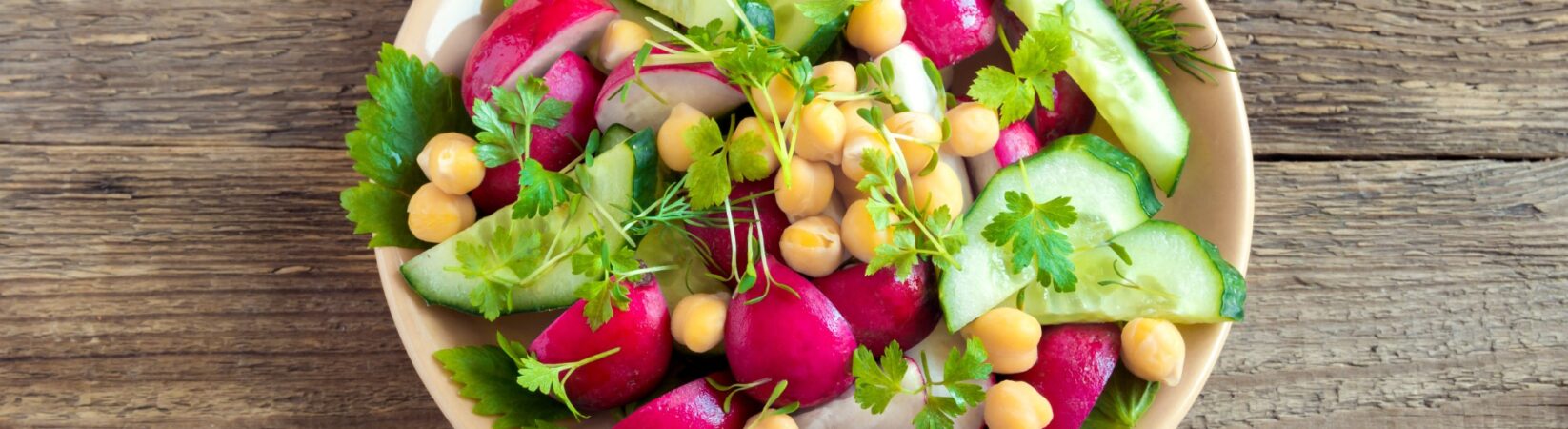 Salat mit Kichererbsen, Radieschen und Gurke