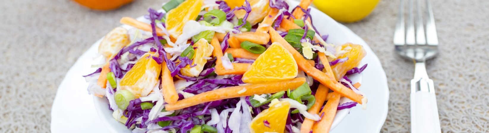 Salat mit Rotkohl, Rettich, Orange und Joghurtdressing