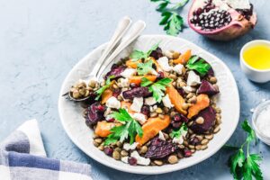 Salat mit Linsen, Rote Bete, Süßkartoffel und veganem Feta