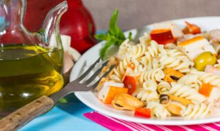 Nudeln mit Meeresfrüchten, Paprika und Oliven Nudeln mit Meeresfrüchten, Paprika und Oliven
