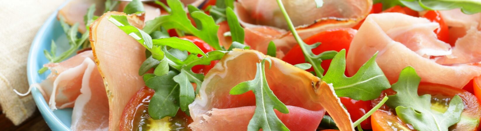 Parmaschinkensalat mit Tomaten und Rucola