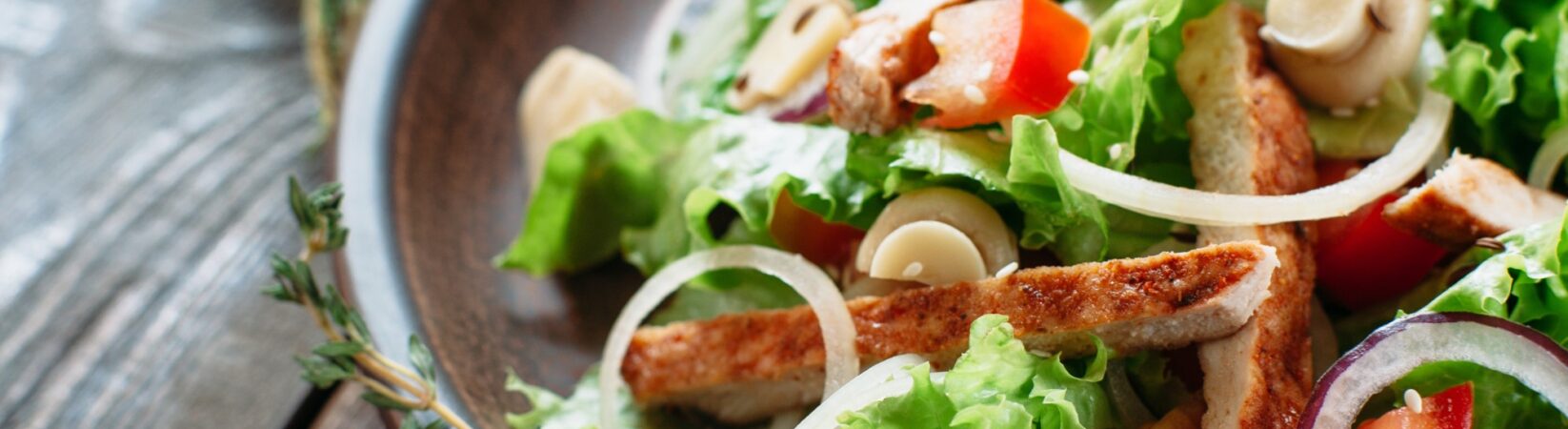 Putenstreifen-Salat mit Champignons und Erdnuss-Dressing