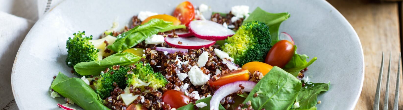 Salat mit Quinoa, Spinat, Brokkoli, Tomaten und Feta