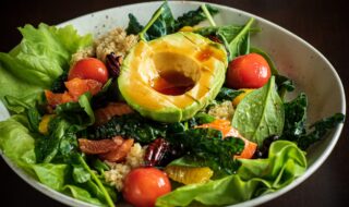 Salat mit Quinoa, Spinat, Grünkohl, Lachs und Avocado