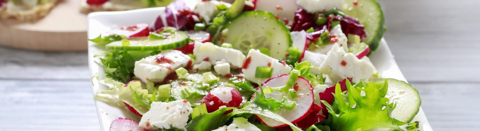 Radieschen-Salat mit Gurke und Feta