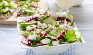 Radieschen-Salat mit Gurke und veganem Feta