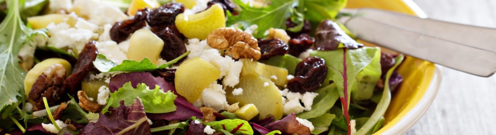 Salat mit Rhabarber, Feta, Rosinen und Walnüssen