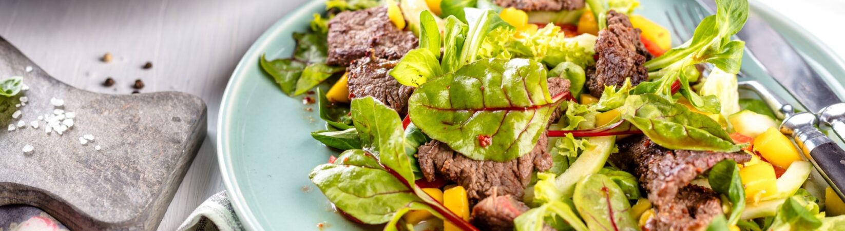 Rinderstreifen-Salat mit Mango und Ziegenfrischkäse-Dressing