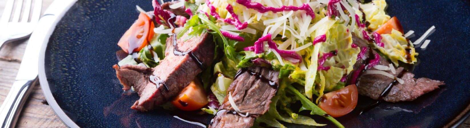 Salat mit Rinderfilet und rote-Bete-Dressing