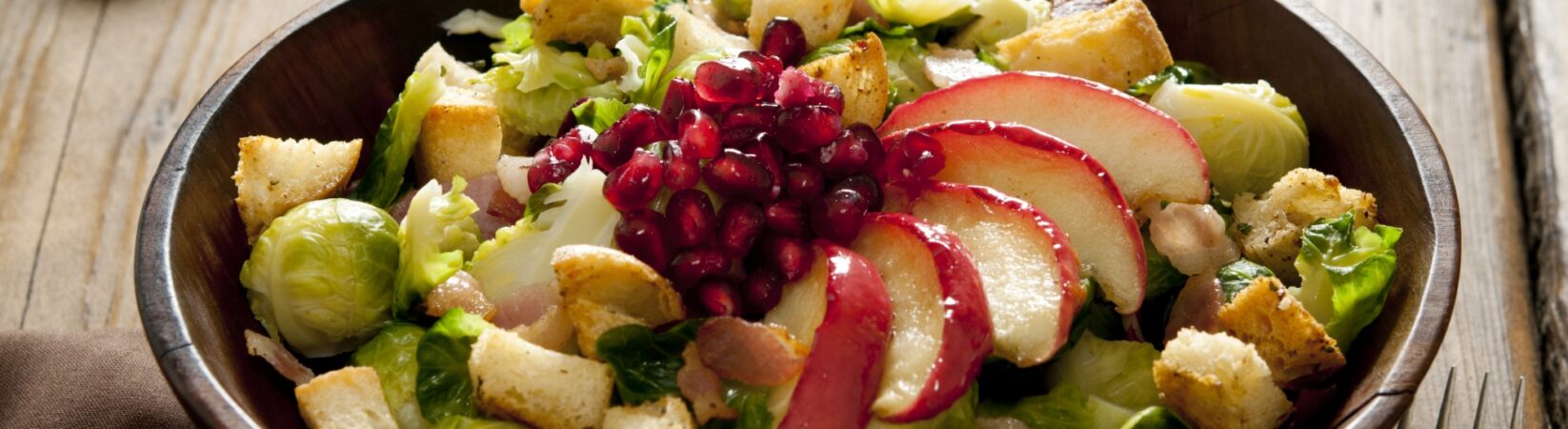 Rosenkohlsalat mit Bratapfel und Granatapfelkernen