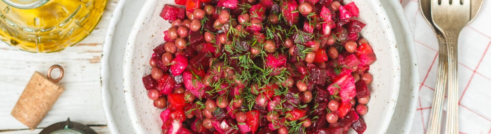 Salat mit Rote Bete, Möhren, Kartoffeln und Erbsen