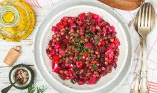 Salat mit Rote Bete, Möhren, Kartoffeln und Erbsen