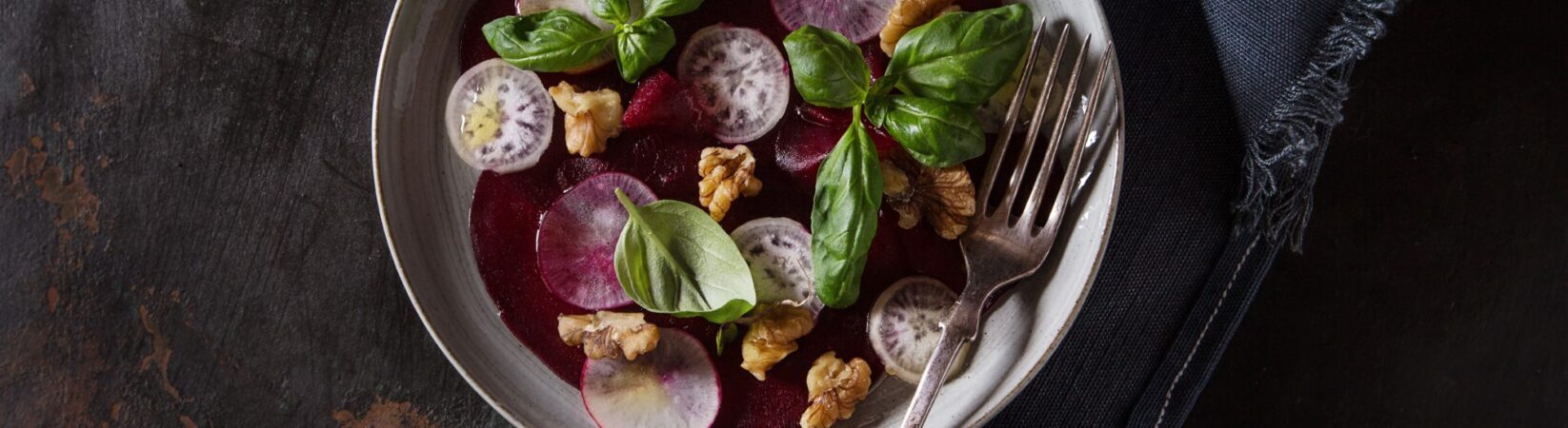 Salat mit Rote Bete, Radieschen und Walnüsse