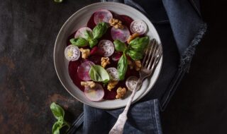 Salat mit Rote Bete, Radieschen und Walnüsse