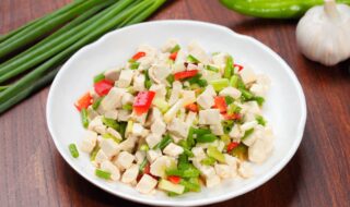 Salat mit Räuchertofu, Spargel und Paprika