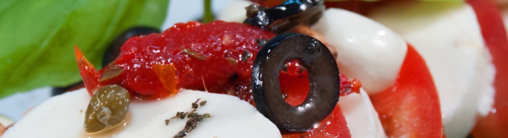 Tomaten-Mozzarella-Salat mit Kapern und Oliven