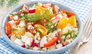 Tomaten-Fetasalat mit Radieschen und Honigmelone