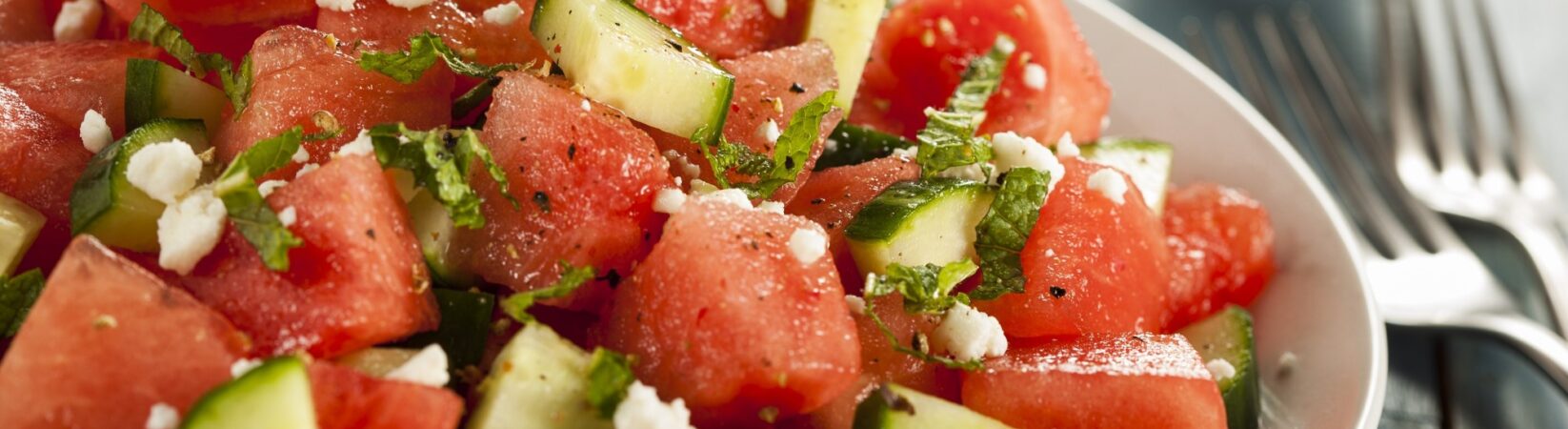 Salat mit Wassermelone, Gurke, veganem Feta und Minze