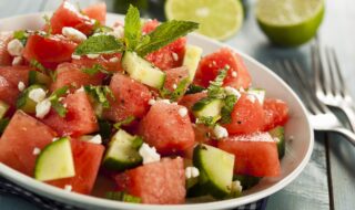 Salat mit Wassermelone, Gurke, veganem Feta und Minze Salat mit Wassermelone, Gurke, veganem Feta und Minze