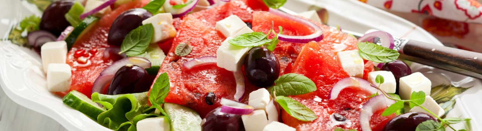 Wassermelonensalat mit Trauben, Gurke und Feta