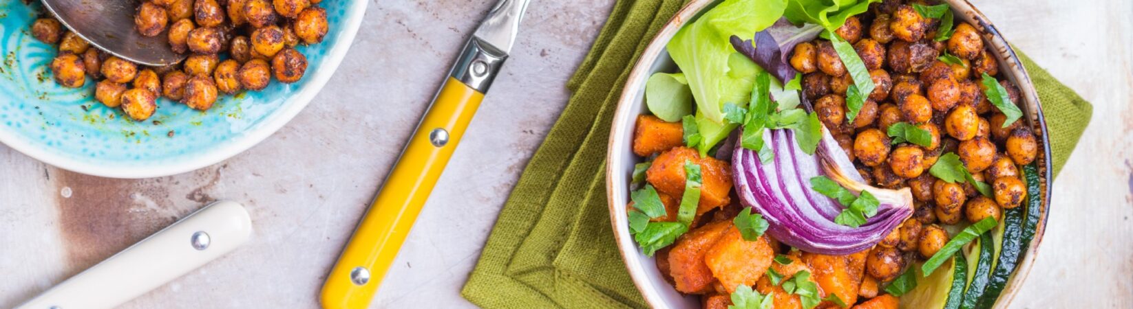 Salat mit Zucchini, Kürbis, Kichererbsen und Tofu-Dressing