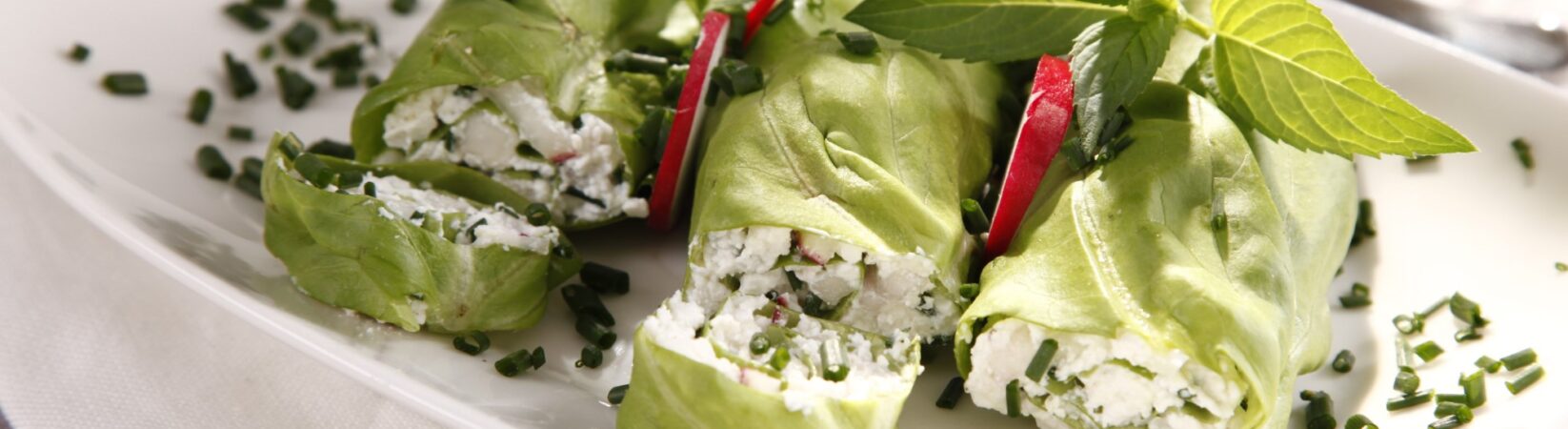 Frischkäseröllchen mit Salat