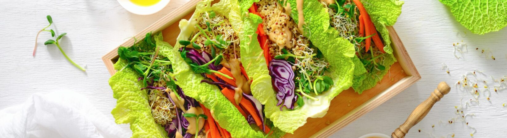 Salatröllchen mit Quinoa und Erdnusssauce