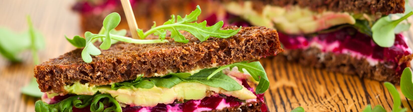 Sandwich mit Avocado, rote Bete und Rucola