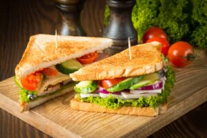 Sandwich mit Geflügelaufschnitt, Gurke und Tomaten