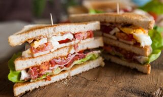 Schinken-Sandwich mit Tomate und Ei Schinken-Sandwich mit Tomate und Ei