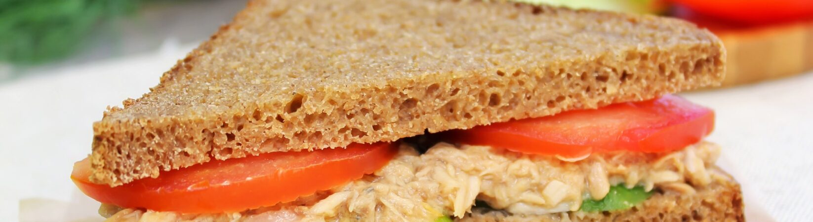 Thunfisch-Sandwich mit Gurke und Tomate