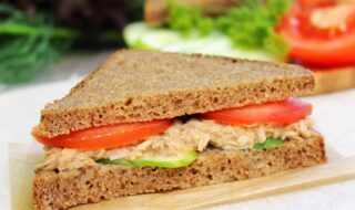 Thunfisch-Sandwich mit Gurke und Tomate Thunfisch-Sandwich mit Gurke und Tomate