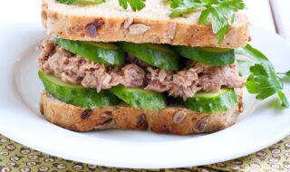 Sandwich mit Thunfisch und Gurke Sandwich mit Thunfisch und Gurke