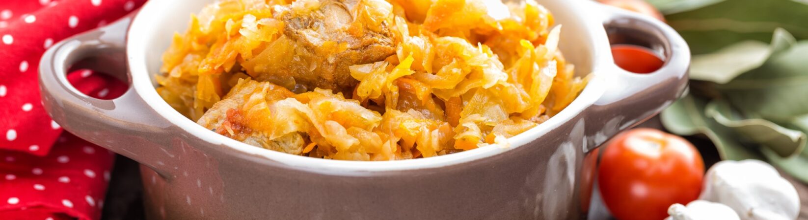 Sauerkraut mit Fleisch, Kartoffeln und Champignons