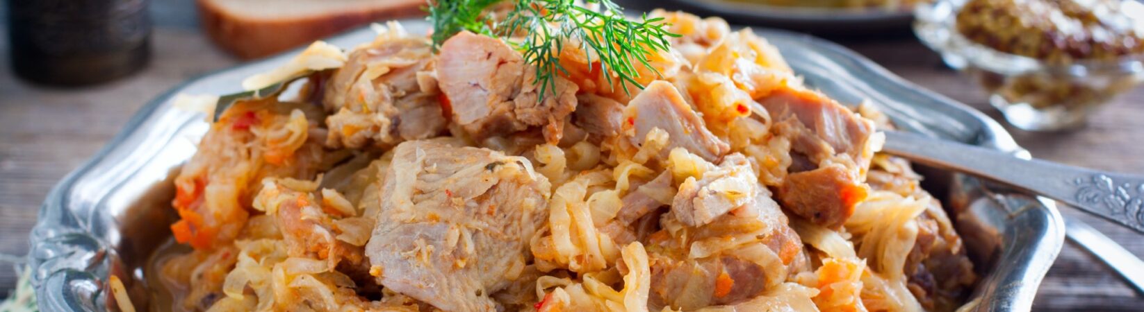 Sauerkraut mit Fleisch und Bratkartoffeln