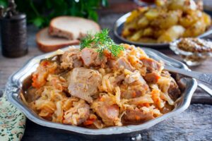 Sauerkraut mit Fleisch und Bratkartoffeln