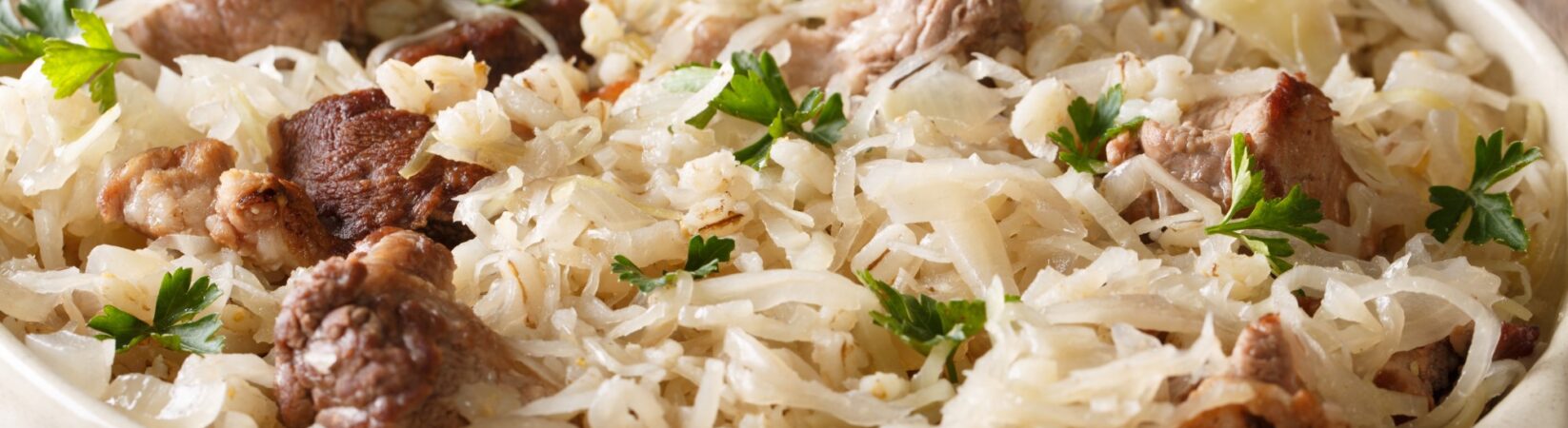 Sauerkraut mit Gerste, Fleisch und Zwiebeln