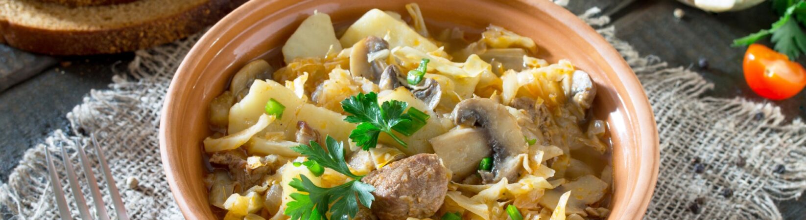 Sauerkraut mit Schweinefleisch, Champignons und Kartoffeln