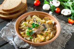 Sauerkraut mit Schweinefleisch, Champignons und Kartoffeln