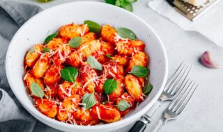 Scharfe Gnocchi mit Tomatensauce
